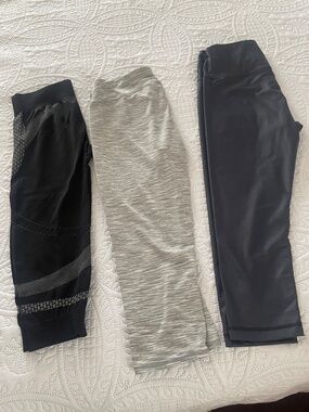 BUNDLE OF 3 Ladies Athletic Crop Leggings
